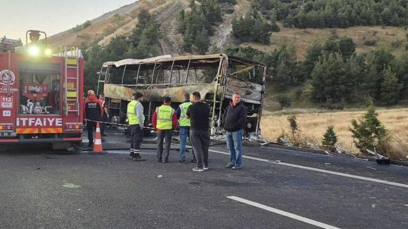 Denizli'de bariyerlere çarpan yolcu otobüsü yandı: 1'i bebek 8 ölü, 33 yaralı