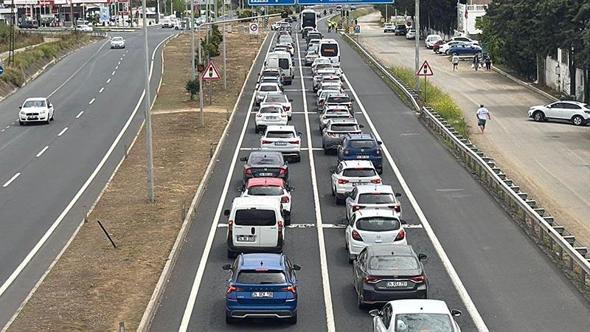 Tatilin son gününde Tekirdağ-İstanbul kara yolunda araç yoğunluğu