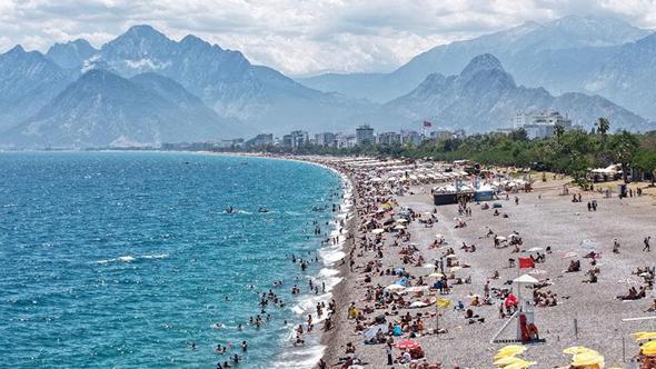 Bayram tatilinin son gününde Konyaaltı Sahili’nde yoğunluk oluştu
