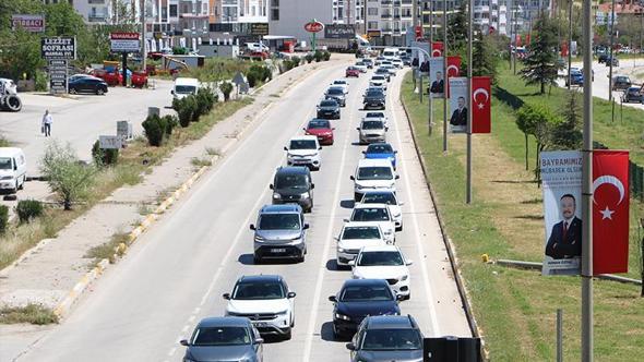 Afyonkarahisar-Antalya kara yolunda 'tatil dönüşü' yoğunluğu