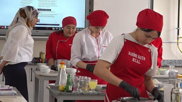 Geleceğin şeflerini yetiştiren meslek lisesinde öğrenciler üreterek hem öğreniyor hem kazanıyor