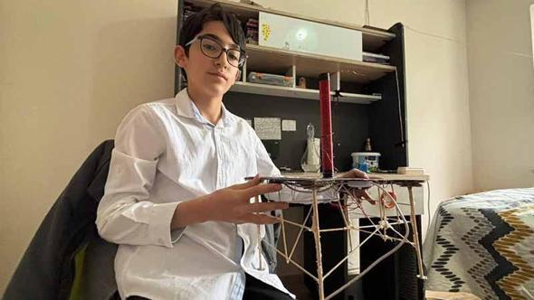 Odasını atölyeye çeviren Çınar, atıl malzemeleri teknolojik aletlere dönüştürüyor