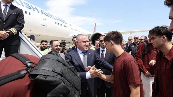 Bakan Bak milli futbolcuları ABD’ye uğurladı