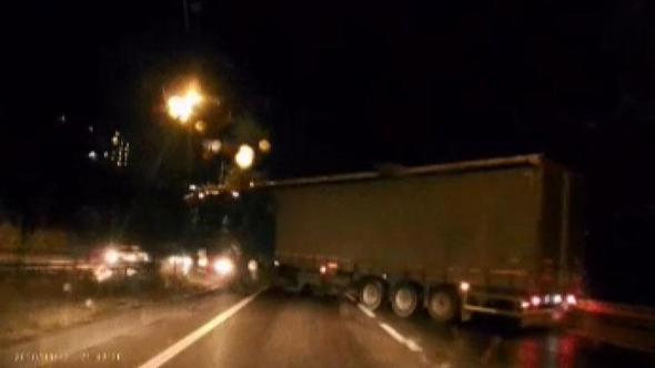 Makaslayan TIR, yolu trafiğe kapattı