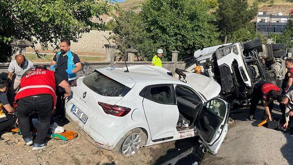 TIR ile otomobil kafa kafaya çarpıştı: 1’i ağır, 4 yaralı