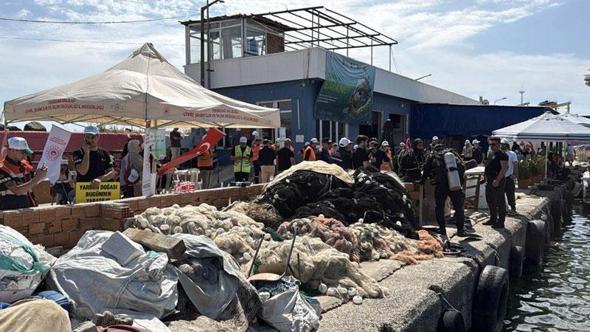 Denizden otomobil lastiği, battaniye ve demir borular çıktı