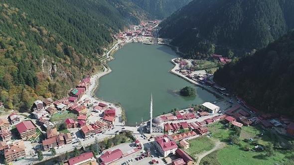 Uzungöl'de yaz manzarası; güneşi gören akın etti