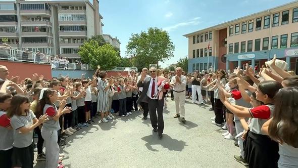 Alkışlarla uğurlanan 44 yıllık öğretmen, gözyaşlarına hakim olamadı