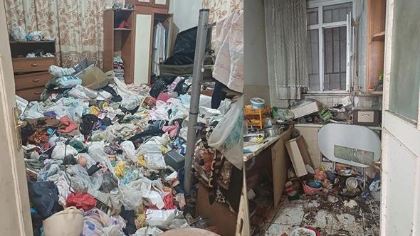 Ataşehir'de kokudan rahatsız olan mahalleli ihbar etti; evden 5 kamyon çöp çıktı