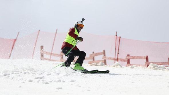 Erzurum Palandöken'de babaların kayak yarışı