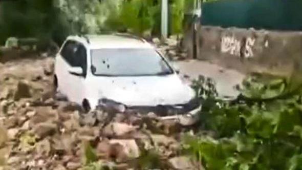 Niğde’de sağanak; 3 araç sele kapıldı