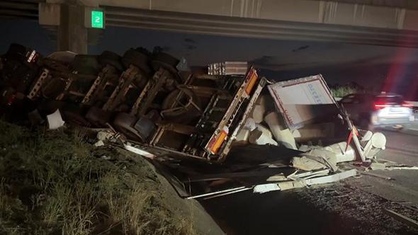 Otoyolda lastiği patlayan TIR, otomobile çarpıp devrildi: 6 yaralı