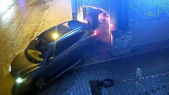 Ciple çarpıp kepengini kırdıkları döviz bürosundan 16 bin dolar çaldılar