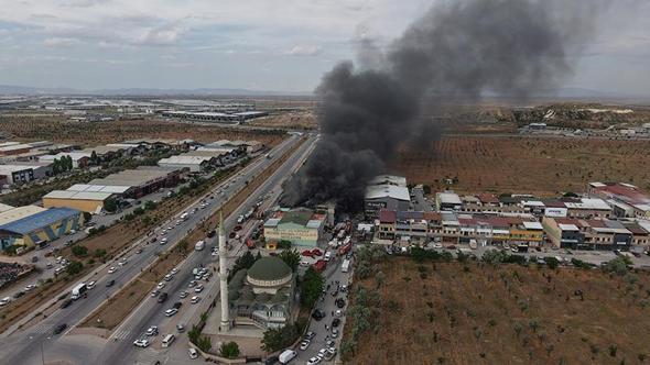 Konya'da yatak fabrikasında yangın; 1 itfaiye eri yaralandı