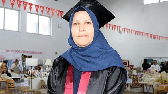 56 yaşında lise diploması alıp kep attı; hedefi üniversite
