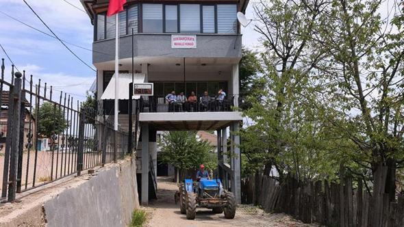 Altından yol geçen mahalle konağı farklı mimari yapısıyla ilgi görüyor