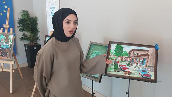 İşitme engelli Emine'den 44 eserlik resim sergisi