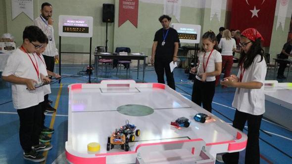 Teknoloji festivalinde öğrenciler, yaptıkları mini robotlarla yarıştı