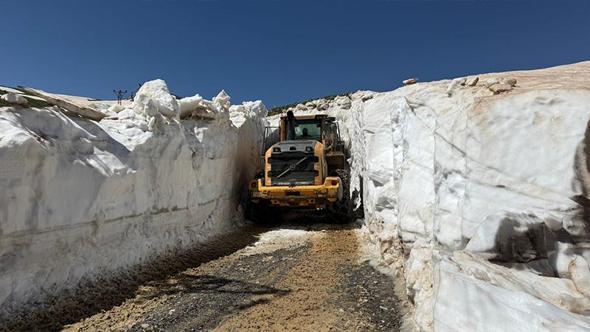 Yüksekova'da 5 metreyi bulan kar kütleleri temizleniyor