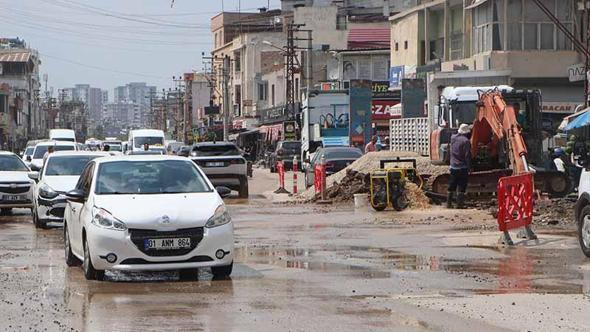 İçme suyu borusu patladı; yol çöktü, ev ve iş yerlerini su bastı