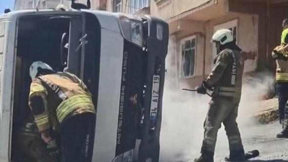 Sultangazi'de rampada kayan kamyonet, park halindeki otomobilin üzerine devrildi