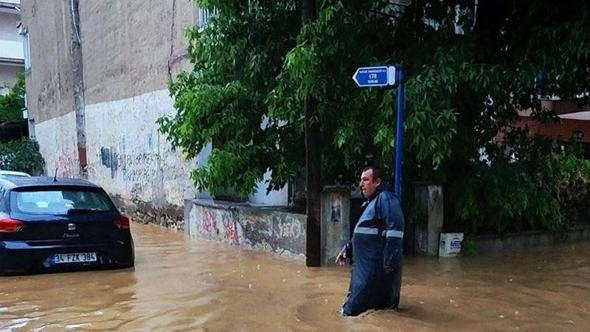 Manisa'da sağanak; sel sularının evin kapısından taştığı anlar kamerada