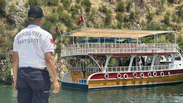 Halfeti’de arızalanıp sürüklenen tur teknesindeki 40 yolcuyu jandarma tahliye etti