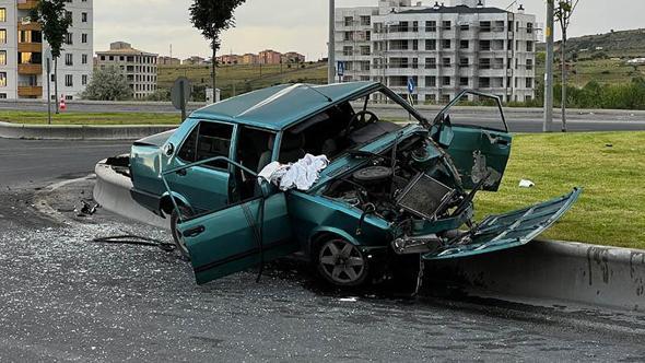 Kayseri’de otomobil refüje çarptı: 4 yaralı