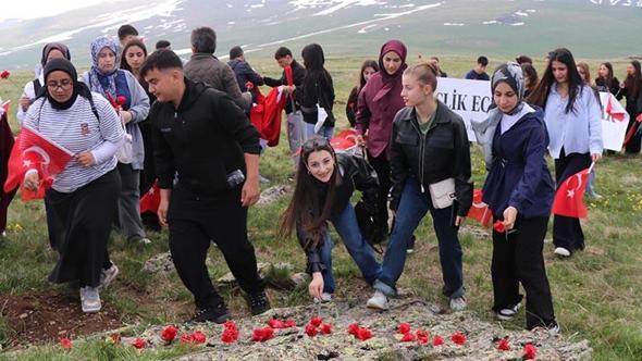Öğrenciler, ecdadı için Allahuekber Şehitliği’ne yürüdü