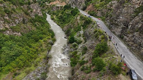 Çoruh Nehri’ne düşen otomobilde kaybolan baba-oğul aranıyor