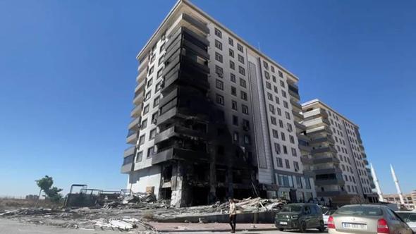 Şanlıurfa’daki yangında 1 iş yeri ile 8 daire zarar gördü