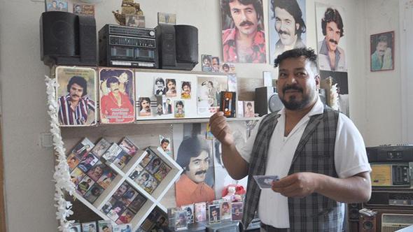 Ferdi Tayfur sevgisini evinde yaşatıyor