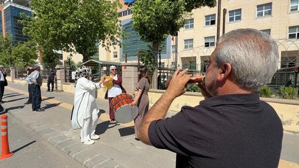 24 yıllık evliliğin bitişini adliye önünde davul zurnayla kutladı