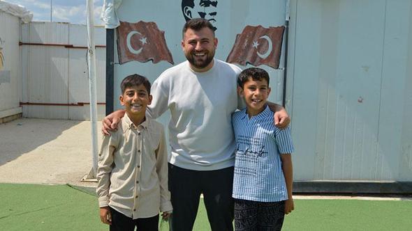 Konteyner kentte eğitim gören depremzede öğrencilerinin İstanbul hayalini gerçekleştirdi