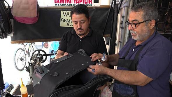 Dede mesleği ayakkabı tamirciliğini 88 yıldır sürdürüyorlar
