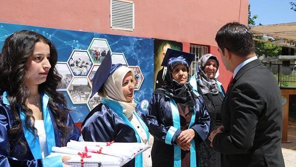 Şehit oğlunun hayalini gerçekleştirdi, 51 yaşında mezun oldu