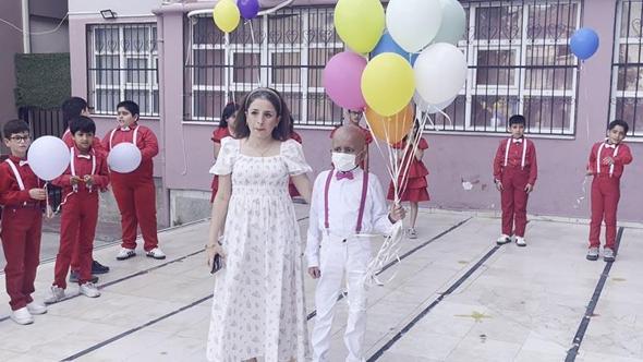 İlik nakli süreci başarılı geçen lösemili Kadir, okulunda yüzlerce balonla karşılandı