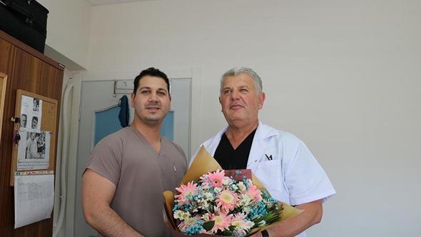 Kendisi gibi doktor olan babasına hastanede sürpriz Babalar Günü kutlaması