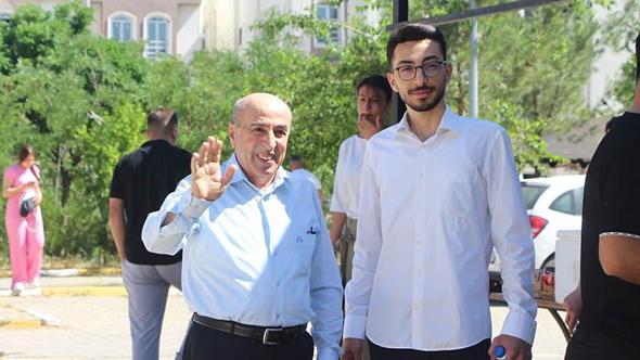 70 yaşındaki baba, 25 yaşındaki oğlu ile sınava girdi