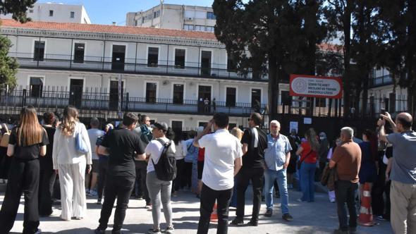 İzmir'de AYT heyecanı; veliler okul önlerinde bekleyişte
