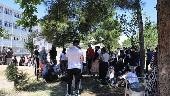 Diyarbakır’da AYT heyecanı; aileler okul önlerinde bekledi