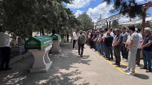 Tur midibüsünün devrildiği kazada ölenler, Konya'da toprağa veriliyor