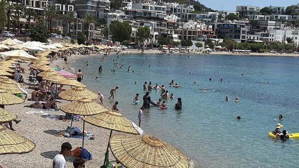 Bodrum'da sahiller doldu, tatilciler denize girdi