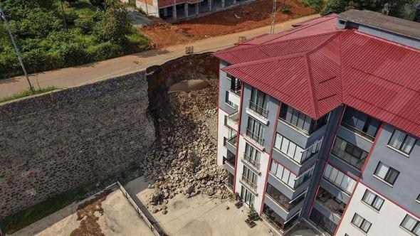 Çocuğunu saniyelerle kurtardı; istinat duvarının çökme anı kamerada