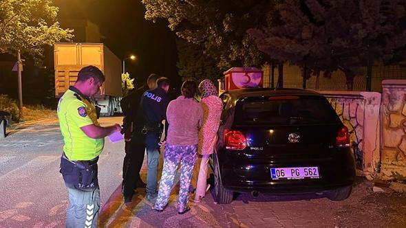 Park halindeki iki otomobile çarpıp, kaçan alkollü sürücü aracında uyurken yakalandı