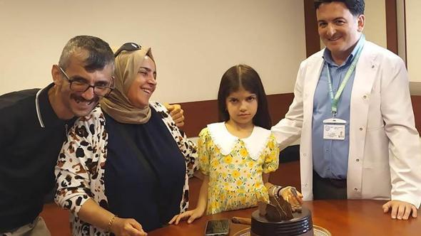 'Mucize' nakille hayata dönen 9 yaşındaki Nisanur, doğum gününü doktorları ile kutladı