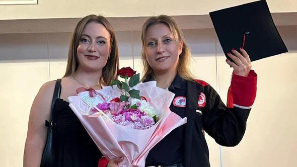Çocukluk hayalini kızı ile yaşayıp, üniversiteden mezun oldu