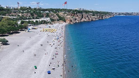 Antalya'da sıcaktan bunalanlar sahillere akın etti