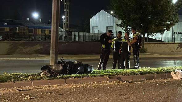 Sivas'ta motosiklet aydınlatma direğine çarptı: 2 yaralı
