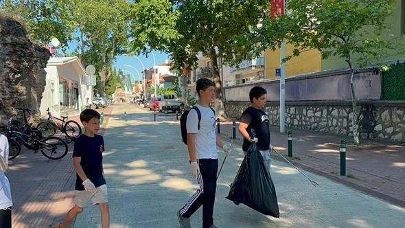 12 yaşındaki 12 arkadaş, bisikletleriyle sokak sokak dolaşıp, 3 ayda 40 poşet çöp topladı